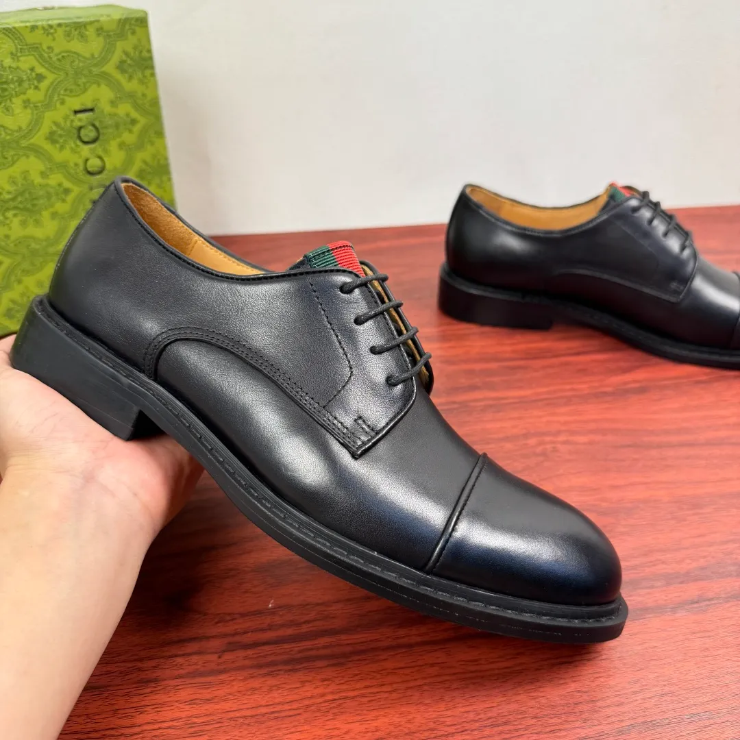 Batch 820 Gucci/Gucci men’s classic lace-up derby shoes! In every season, Gucci's aesthetic perspective reinterprets formal wear designs. This shoe is made of exquisite black leather, showing a simple and classic style! Available in two styles: black glossy leather/black matte cow leather, red and green webbing tongue embellishment, three-joint classic retro style, full calfskin lining, lace-up fixation, 2.5CM rubber soles, leather material. Look at the details. The delicate cowhide and the bright black of the open edge beads show a different light luxury style. European and American last type, excellent on-foot comfort, complete package, versatile style, highly recommended! Size: 39-40-41-42-43-44 leather shoe size (can be customized to 38.45) Item number: 5018-01 cowhide